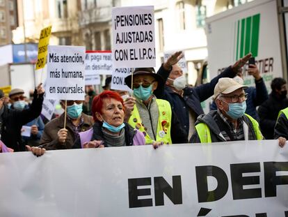 Un grupo de personas pertenecientes al Movimiento de Pensionistas durante una manifestación.