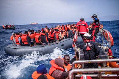 Un grupo de refugiados en una lancha son rescatados por miembros de la ONG SOS Méditerranée a bordo del buque 'Aquarius', durante una operación de rescate a unos 50 kilómetros de la costa libia, en el Mar Mediterráneo.