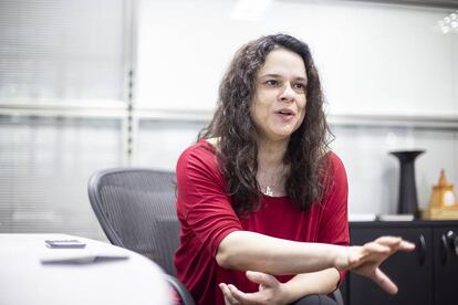 A deputada estadual em seu gabinete em São Paulo. Rebeca Figueiredo