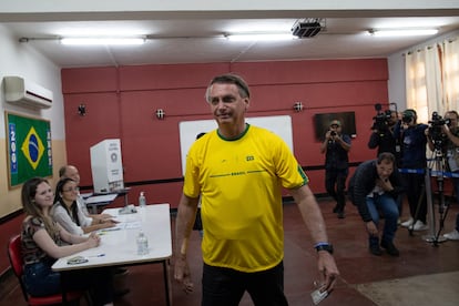 Bolsonaro, tras depositar su voto en un colegio electoral de Río de Janeiro, el pasado domingo.