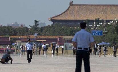 Agentes da polícia vigiam a praça Tiananmen, em Pequim, em 3 de junho