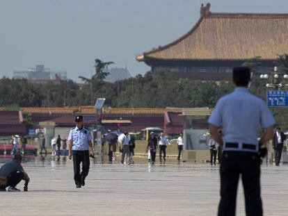 Agentes da polícia vigiam a praça Tiananmen, em Pequim, em 3 de junho