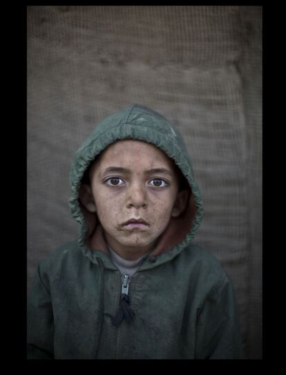 Waheed Wazir de 6 años posa para una foto en un barrio pobre de Islamabad (Pakistán) donde jugaba con otros niños refugiados afganos