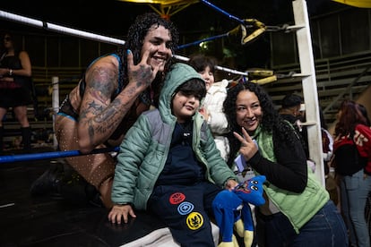 Fanáticos se toman una fotografía con Estrella Divina. 