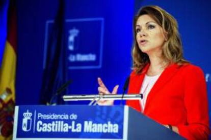 La presidenta de Castilla-La Mancha, María Dolores de Cospedal, durante la rueda de prensa que ha ofrecido hoy en el Palacio de Fuensalida, sede de la Presidencia regional.