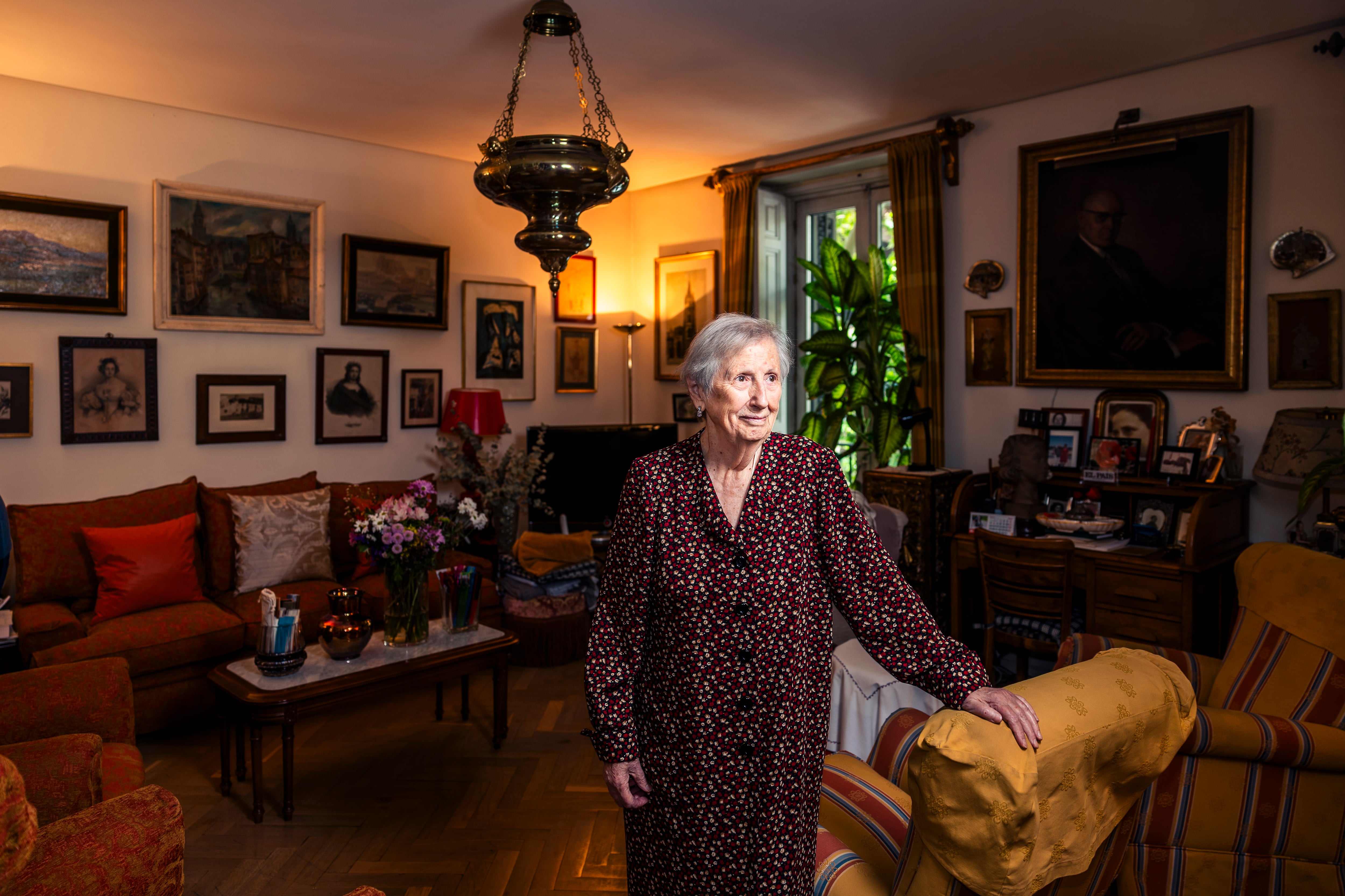 Antonio Talavera Pérez, lectora de EL PAÍS desde hace 50 años, en su casa de Madrid el 28 de abril. 