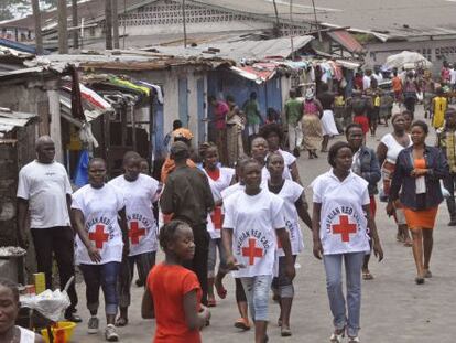 Trabajadores de la Cruz Roja, en Monrovia, Liberia.