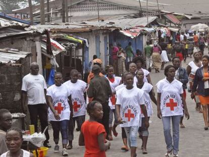Trabajadores de la Cruz Roja, en Monrovia, Liberia.