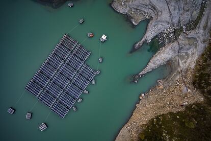 Plataformas flotantes con paneles solares en Lac des Toules, un lago alpino, en Suiza.  El tamaño de está una vez completada será de 2'240 metros cuadrados destinadas a entregar 800'000 kilovatios-hora por año, el consumo de energía anual de aproximadamente 220 hogares. 