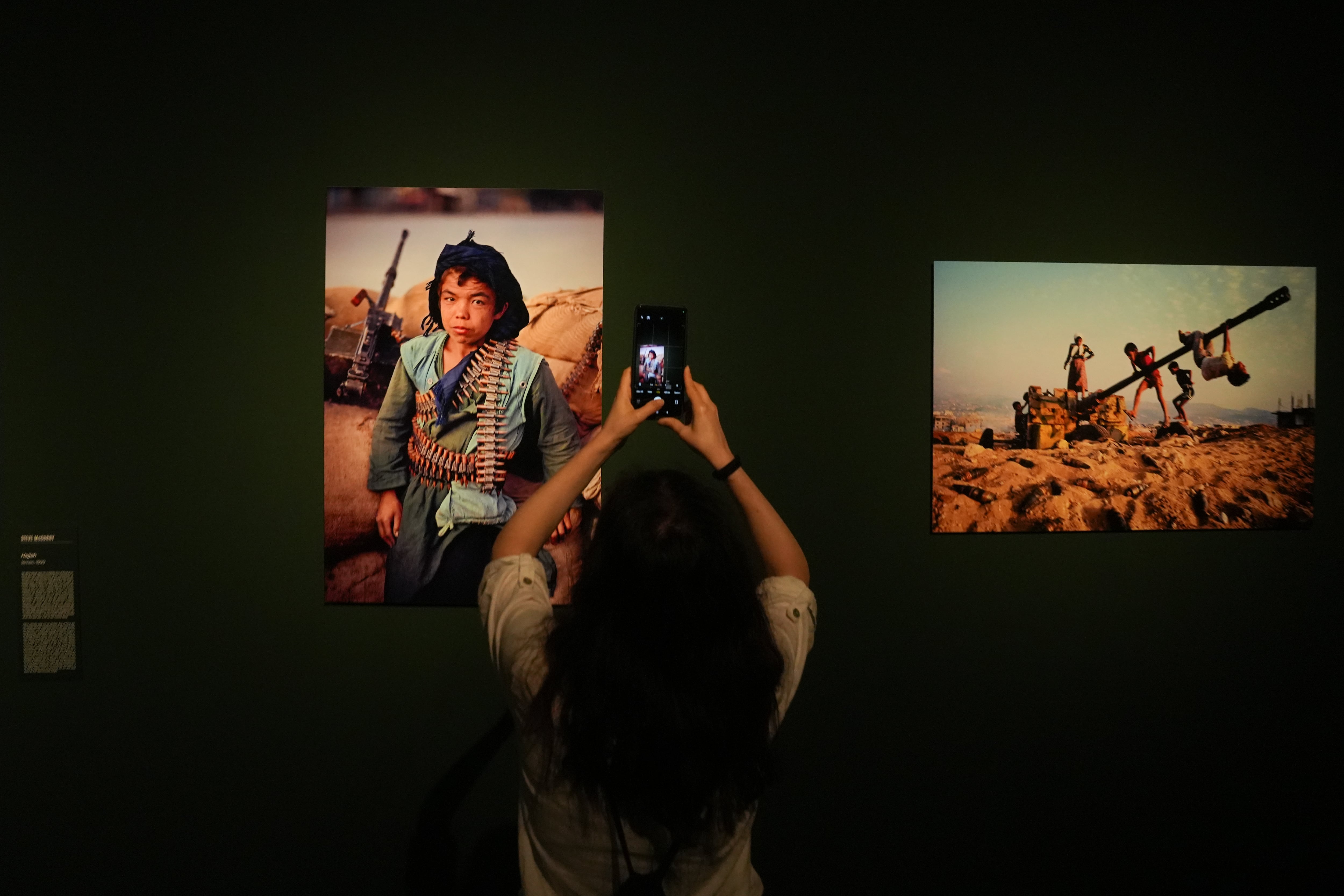 Más allá de la niña afgana, 150 fotografías de Steve McCurry muestran un mundo convulso en Barcelona