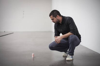 Wilfredo Prieto ante su obra 'Dinero rojo' en Kurimanzzutto.