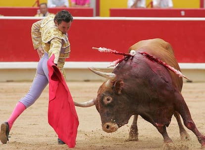 Luis Miguel Encabo, en su primer toro de la tarde ayer en Pamplona.