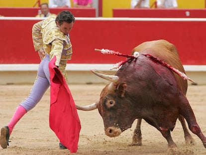 Luis Miguel Encabo, en su primer toro de la tarde ayer en Pamplona.