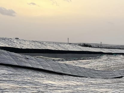 Un invernadero desplomado a causa de la tormenta de granizo, el lunes por la noche en El Ejido (Almería). 