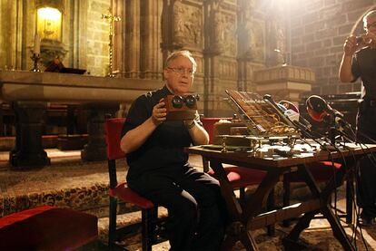 Vicent Pons, con el Santo Cáliz al fondo, muestra unas fotos estereoscópicas. A su lado, Jaime Sancho.