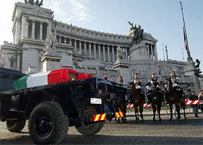 El cortejo fúnebre atraviesa la capital italiana hasta la Basílica de San Pablo, donde se celebra el funeral.