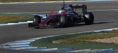 Fernando Alonso, al Circuit de Jerez amb el seu McLaren, que pertany a la seva nova escuderia.