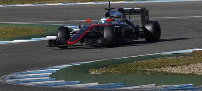 Fernando Alonso, al Circuit de Jerez amb el seu McLaren, que pertany a la seva nova escuderia.