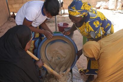 Afedi es una asociación descentralizada y las actividades se realizan en varios barrios de Uagadugú, la capital de Burkina Faso. De este modo, apoyan a mujeres que ya estaban organizadas en cooperativas u otras asociaciones y consiguen llegar a más personas. En la foto, elaboran jaboón para conseguir algunos ingresos.