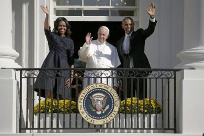 El Papa se presentó ante Estados Unidos como el “hijo de una familia de inmigrantes”, alegre de estar en un país que fue “construido en gran parte por tales familias”. En la imagen, la primera dama estadounidense, Michelle Obama, el papa Francisco y el presidente de EE UU, Barack Obama, saludan a los asistentes a la ceremonia desde el Balcón Truman de la Casa Blanca.