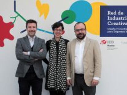El director de IED Madrid, Riccardo Marzullo (izquierda), la subdirectora de Fundaci&oacute;n Santillana, Giselle Etcheverry, y el director del programa de la Red de Industrias Creativas, Juan Pastor.
