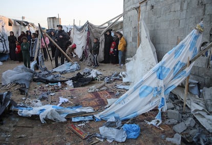 Varias personas inspeccionan una tienda de campa?a tras un ataque israel en Jan Yunis, en el sur de la franja de Gaza, este mircoles.