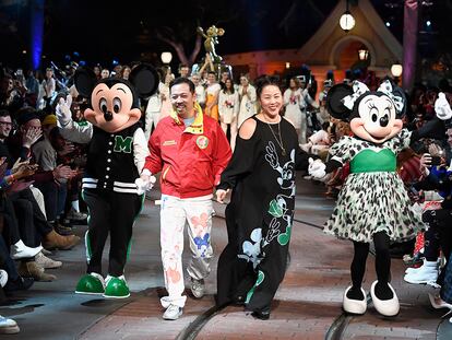 Humberto Leon y Carol Lim (Opening Ceremony) en su desfile en Disneyworld en California.