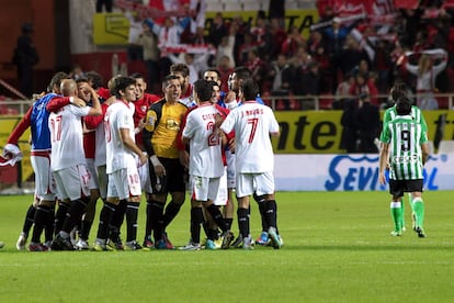 Los jugadores del Sevilla celebran su victoria a la finalización del encuentro.