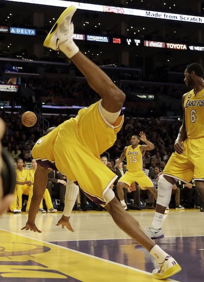 Kobe Bryant cae al suelo.