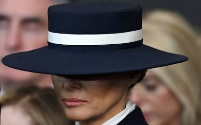 Detalle del sombrero que lleva Melania Trump para la investidura de Trump, este lunes.