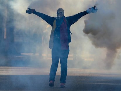 Manifestantes toman las calles de Caracas para protestar en contra de Nicolás Maduro.