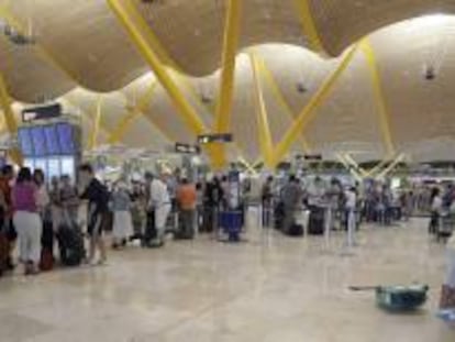 Decenas de pasajeros en la T4 del aeropuerto de Barajas, en Madrid. EFE/Archivo