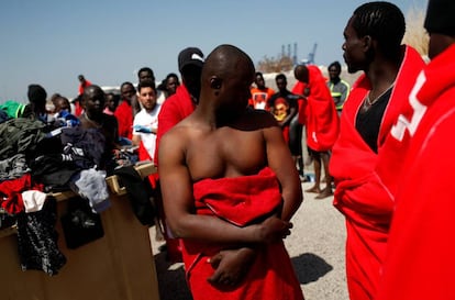 Inmigrantes son atendidos en el Estrecho de Gibraltar, después de llegar en un bote de rescate al puerto de Algeciras, este martes.