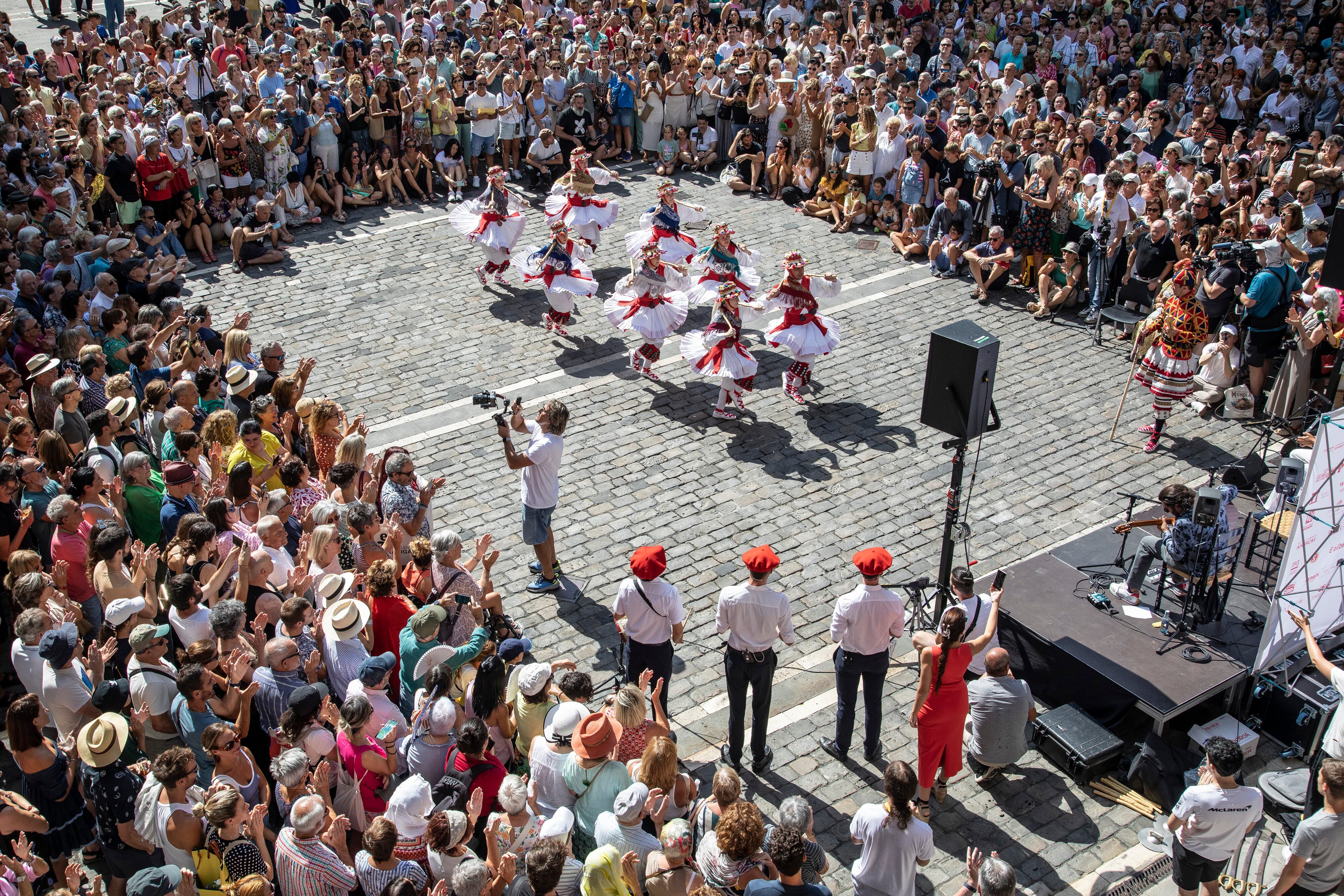 La plaza del Ayuntamiento de Pamplona durante la actuación de Pepe Habichuela, Duguna y Josemi Carmona.