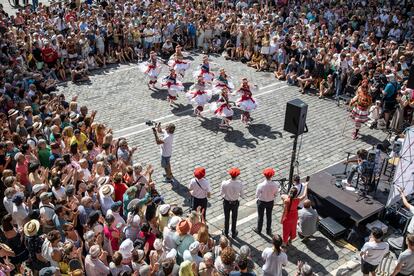 La plaza del Ayuntamiento de Pamplona durante la actuación de  Pepe Habichuela, Duguna y Josemi Carmona.