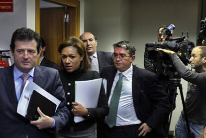 El vicepresidente del Consell, Jose Ciscar, seguido de los consejeros Lola Johnson, José Manuel Vela y Enrique Verdeguer, a su llegada a la sala de prensa para dar cuenta de los recortes aprobados por el Consell en su sesión plenaria de ayer.