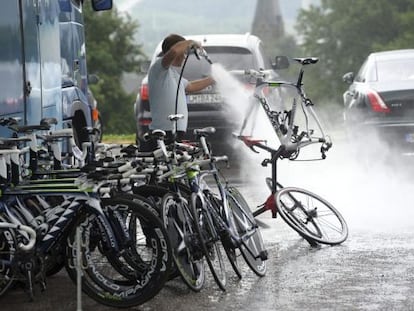 Un mecánico del equipo Movistar limpia una bicicleta antes de su salida hacia el Tour de Francia, en Lieja (Bélgica).