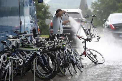 Un mecánico del equipo Movistar limpia una bicicleta antes de su salida hacia el Tour de Francia, en Lieja (Bélgica).