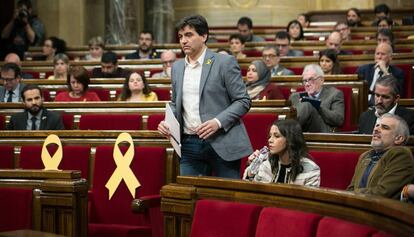 El portavoz de ERC, Sergi Sabrià, antes de intervenir en el Parlament.