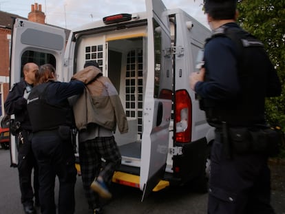 Detención de una persona migrante por la policía del Reino Unido dentro del marco del Plan Ruanda.