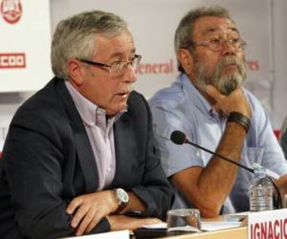 El secretario general de CCOO, Ignacio Fernández Toxo (i), y su homólogo de UGT, Cándido Méndez, durante la rueda de prensa en la que presentaron  las conclusiones de la reunión en la que se ultimaron los preparativos de la marcha sobre Madrid del 15 de septiembre. EFE/Archivo