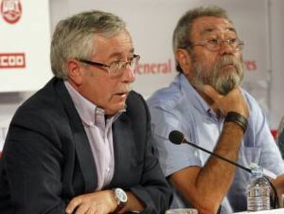 El secretario general de CCOO, Ignacio Fernández Toxo (i), y su homólogo de UGT, Cándido Méndez, durante la rueda de prensa en la que presentaron las conclusiones de la reunión en la que se ultimaron los preparativos de la marcha sobre Madrid del 15 de septiembre. EFE/Archivo