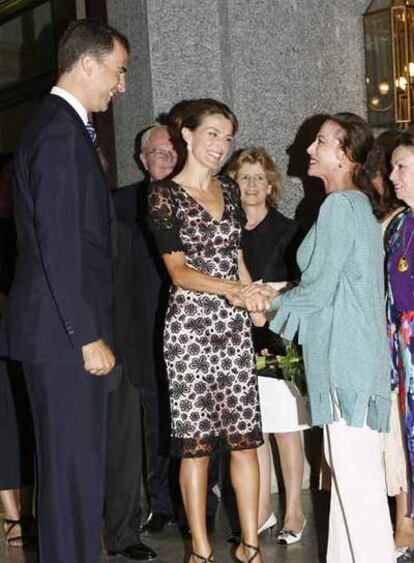 Maya Plisetskaia saluda a los príncipes de Asturias, tras el homenaje que se le rindió en el Teatro Real.