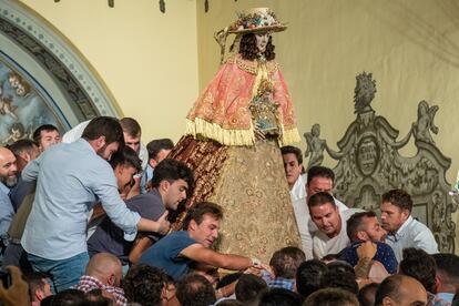 La Virgen del Rocío es sacada a hombros por los almonteños de la iglesia de Nuestra Señora de la Asunción de Almonte (Huelva), tras permanecer 33 meses en la localidad onubense. 
