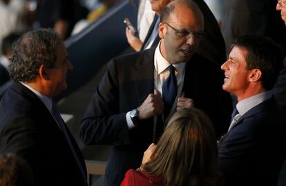 Valls (derecha) habla con el presidente de la UEFA, Michel Platini (izquierda), antes del partido.