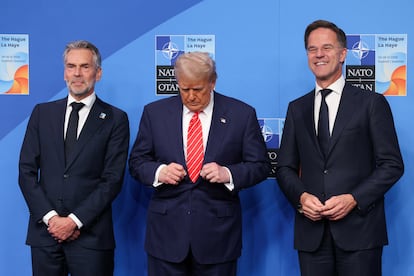 El secretario general de la OTAN, Mark Rutte (a la derecha, y el primer ministro neerlandés, Dick Schoof (a la izquierda), reciben al presidente de EE UU, Donald Trump. 