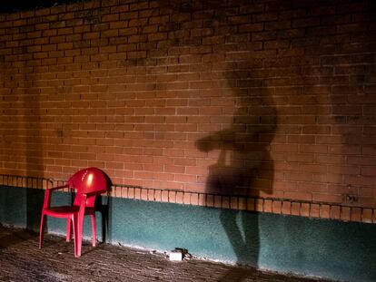 Una mujer ejerce la prostitución en una calle del polígono industrial de Villaverde, en Madrid en diciembre de 2020.