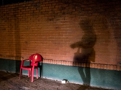 Una mujer espera en su puesto habitual en una calle del polígono industrial de Villaverde, Madrid.