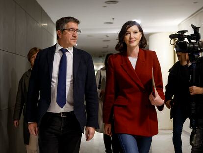 El portavoz del grupo socialista, Patxi López, y la secretaria de Igualdad del PSOE, Andrea Fernández, el lunes en el Congreso.