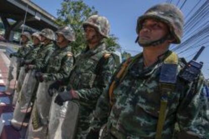 Soldados rodean el centro donde la cúpula militar se reúne con los principales agentes políticos.